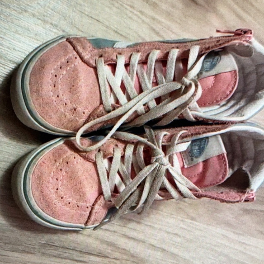 Chic high-tops in pastel floral shoes
